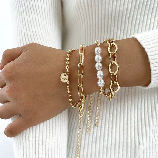 Charming Gold Bracelet Set With Pearls